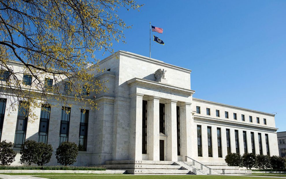 Banqueros de la Reserva Federal analizan cuánto tiempo van a mantener tasas elevadas