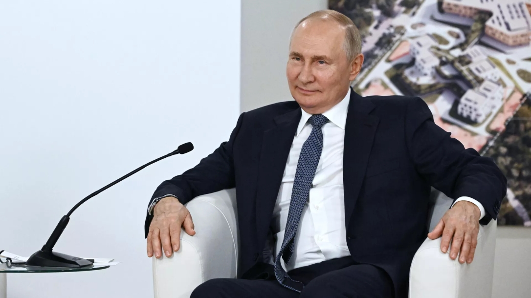 Putin tilda de "inevitable" un mundo multipolar y el fin de la "dictadura financiera"