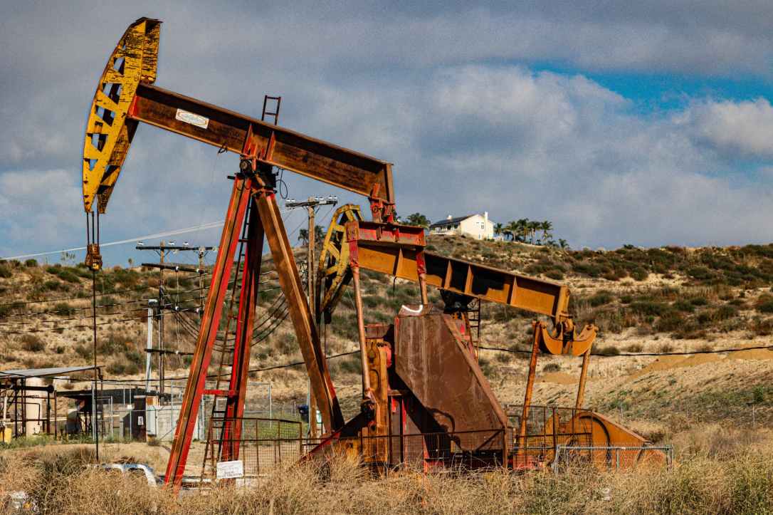 El petróleo cae a mínimos de dos meses y medio tras los datos económicos de China